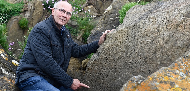 Francia ofrece 1,5 millón de pesos por descifrar mensaje de misteriosa roca del Atlántico