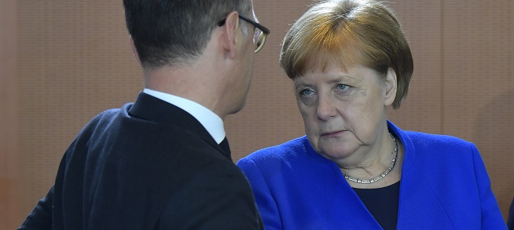 Angela Merkel protagonizó curioso 'fail' en aeropuerto alemán por fan que intentaba sacarle una foto