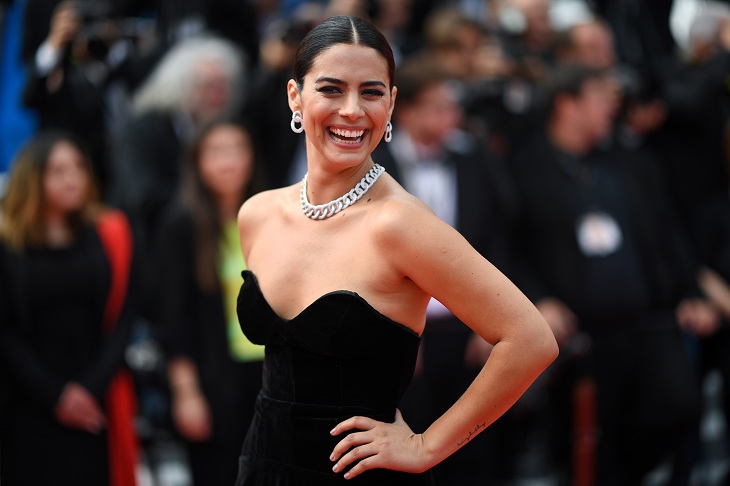 Actriz chilena Lorenza Izzo lució escotado minivestido en la alfombra roja del Festival de Cannes