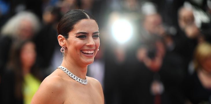 Actriz chilena Lorenza Izzo lució escotado minivestido en la alfombra roja del Festival de Cannes