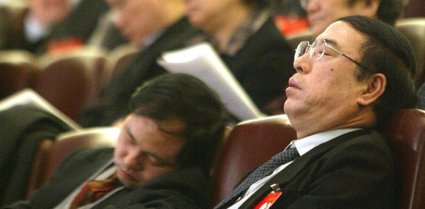 ¿Con sueño en el trabajo después de comer? Cinco infalibles consejos que te lo quitarán rápidamente