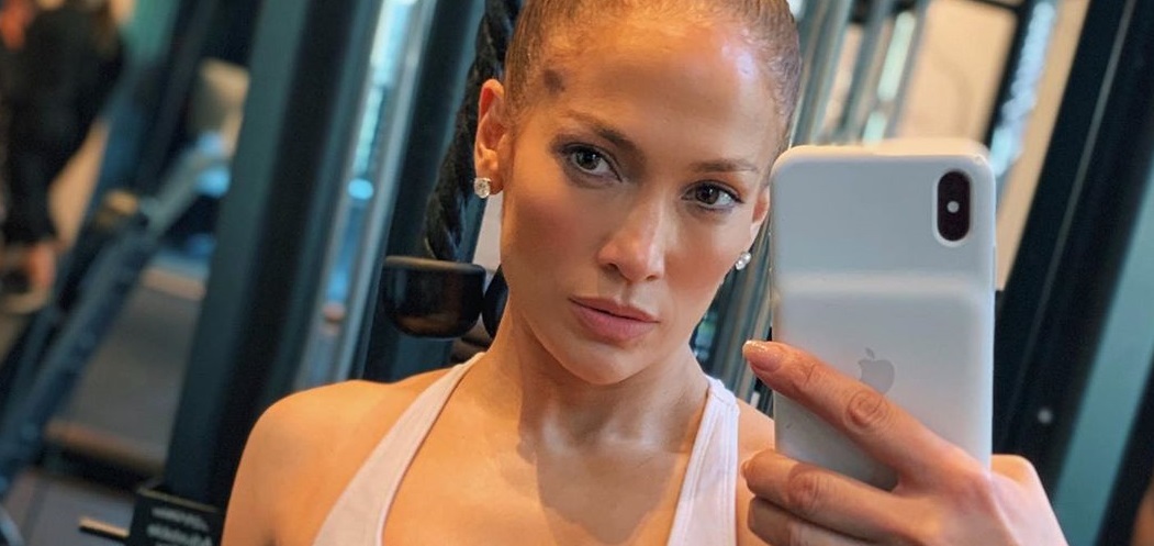 Adicta al gym: Jennifer Lopez comparte impactante imagen de su tonificado abdomen a los 49 años