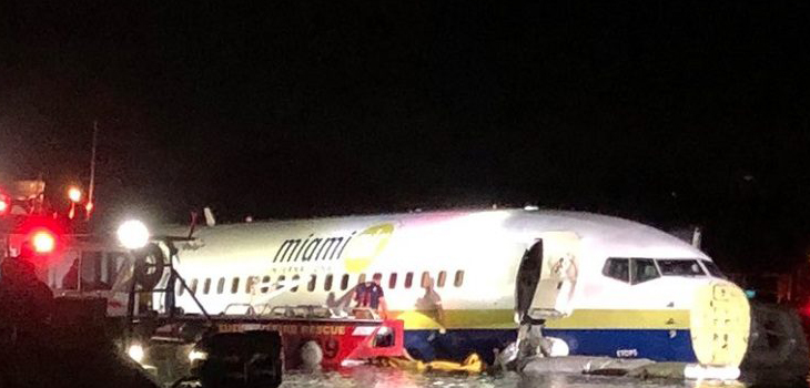 El susto de sus vidas: avión comercial con 143 personas a bordo termina en un río tras aterrizaje