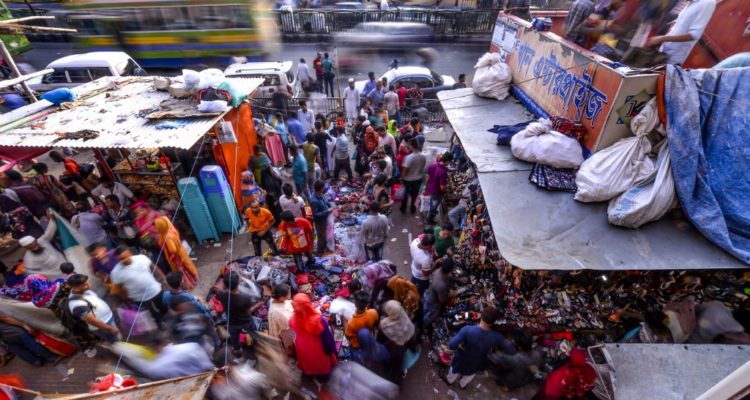Bangladés: multitud quema y asesina a joven luego que denunciara al director de su colegio por acoso