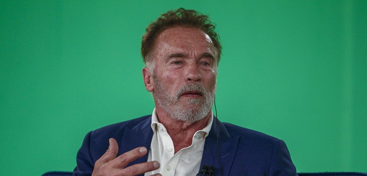 Brutal agresión: Arnold Schwarzenneger recibió patada voladora por la espalda en evento en Sudáfrica