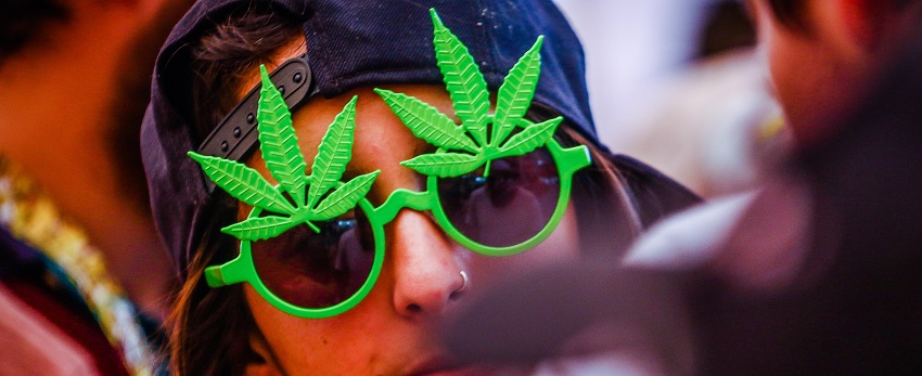 Estudio reveló que 1 de cada 2 universitarios consume marihuana y sólo 28% la encuentra riesgosa