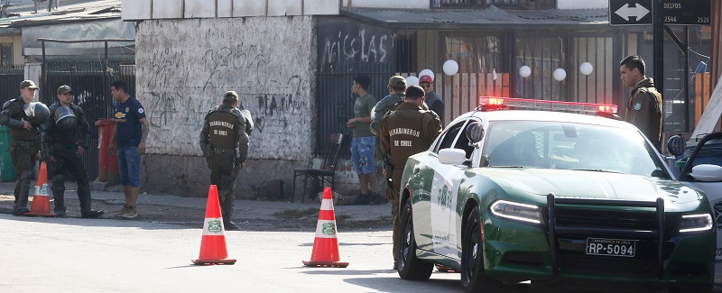 Carabineros custodia el pasaje donde velan a delincuente en Conchali