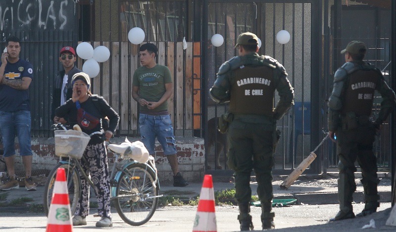 Carabineros custodia el pasaje donde velan a delincuente en Conchali