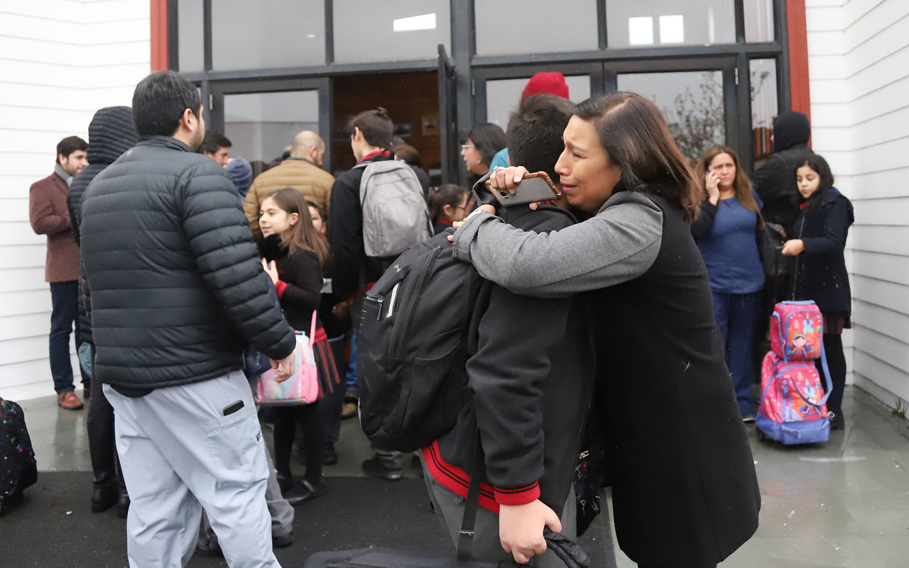 El valiente y arriesgado actuar de profesor que redujo a joven armado en colegio de Puerto Montt