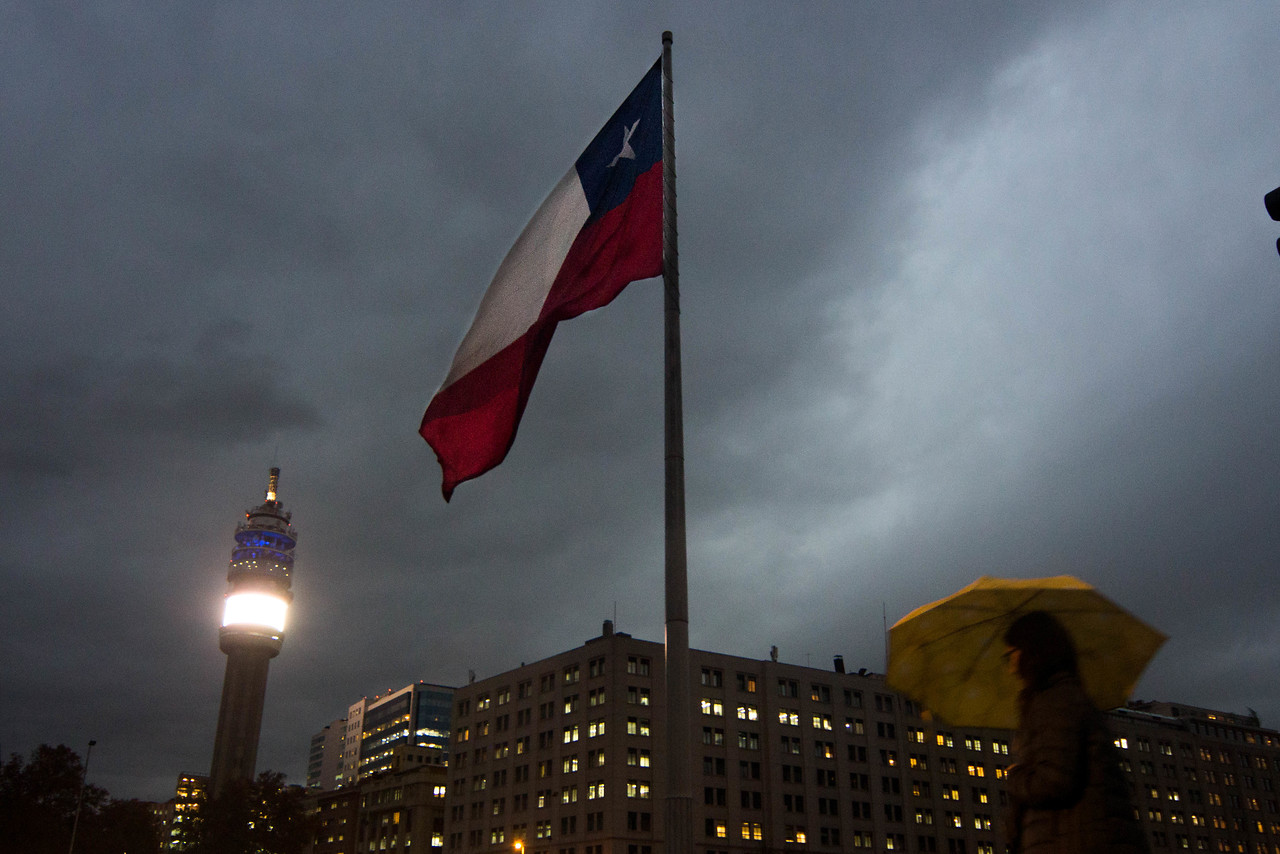 Viento provocó masivo corte de energía eléctrica en región Metropolitana y Twitter estalló en memes