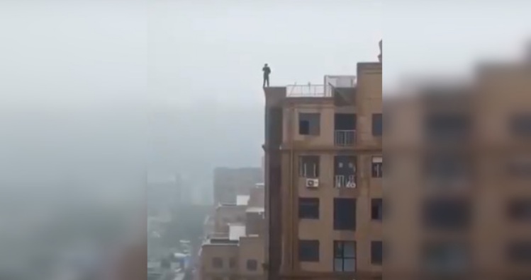 Impactante registro: hombre es captado cayendo de un edificio tras intentar sacarse una selfie