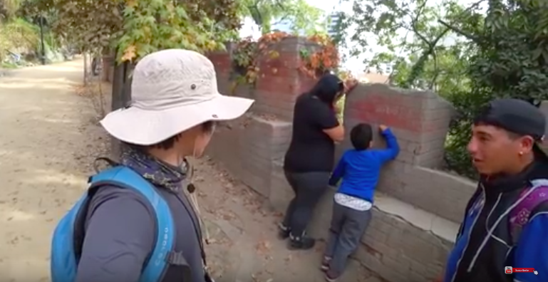 Vergonzosa situación: turista coreano increpó a pareja tras ver a niño rayando en cerro Santa Lucía