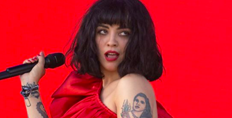Se enojó: Mon Laferte le 'paró los carros' a fans de Interpol tras pifias a su show