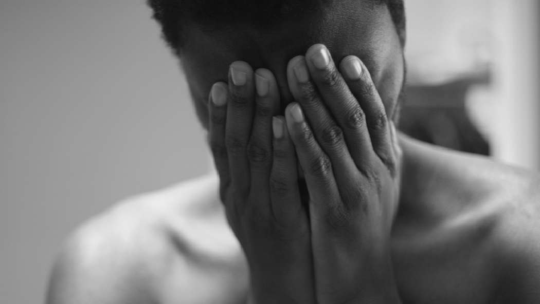 El aterrador caso de hombre que se arrancó los ojos e intentó mutilar sus genitales en plena calle