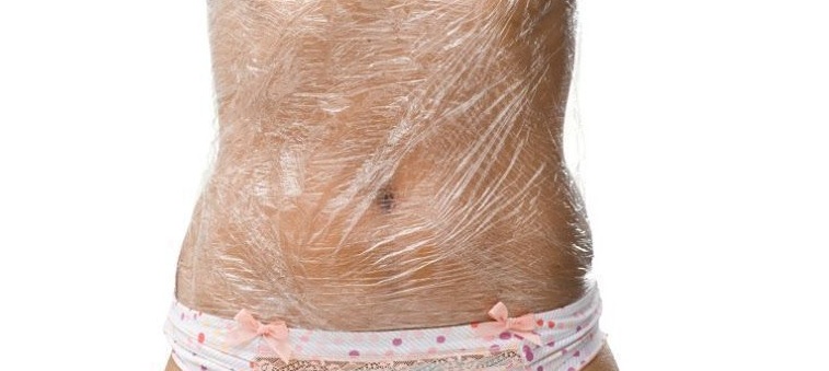 ¿Funciona envolver tu abdomen en plástico para bajar de peso? La verdad sobre esta popular práctica