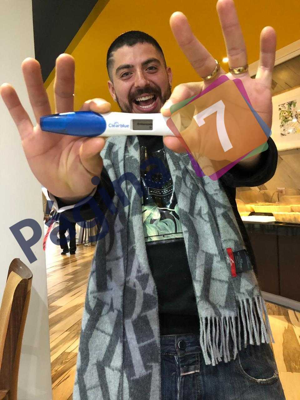 Fotografía Sargento Rap con test de embarazo