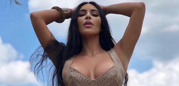 Kim Kardashian promocionó su nueva colección de maquillaje con osada fotografía