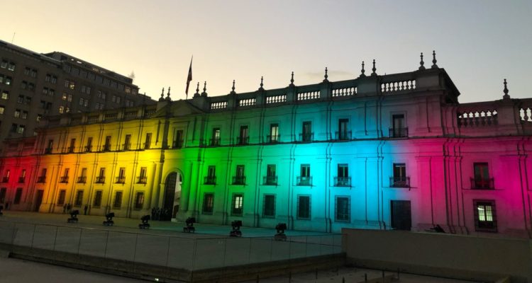 La Moneda se sumó al día contra la homofobia: iluminó su fachada con los colores de la diversidad