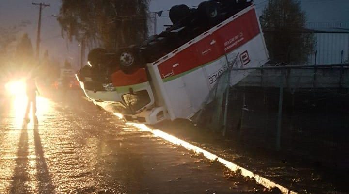 Árboles caídos y vehículos volcados: las devastadoras imágenes que dejó tornado en los Ángeles