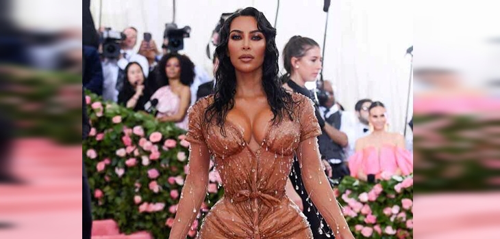 Entrenadora de Kim Kardashian la defendió de críticas por su diminuta cintura en la MET Gala