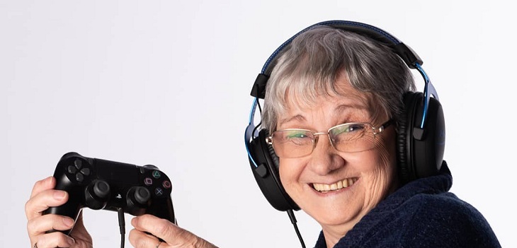 Abuela gamer de 84 años sorprende al mundo por su fanatismo y habilidades con los videojuegos