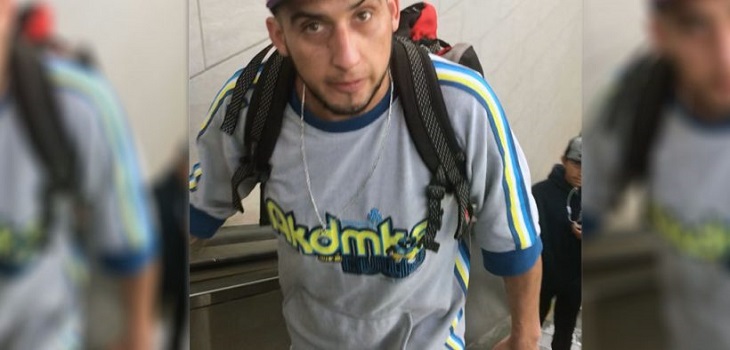 Pareja de mujeres grabó violenta agresión en el Metro: piden ayuda para identificar al atacante