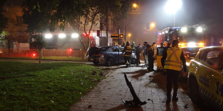 automovil termino dentro de parque bustamante tras accidente en providencia 