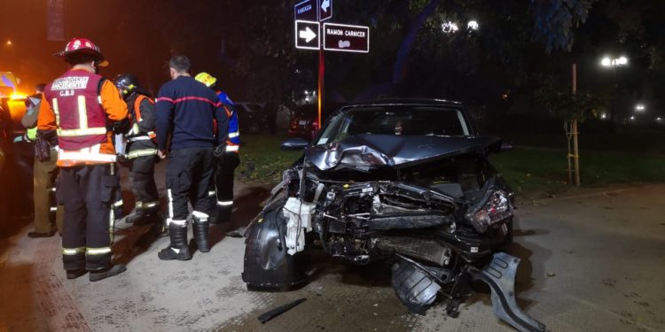 Extraño accidente en Providencia dejó auto dentro del parque Bustamante: ocupantes huyeron del lugar