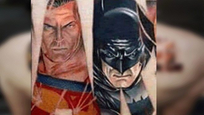 hombre e tatuo a superheroes de marvel e incluyo a batman y superman