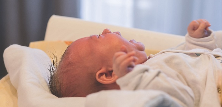 Bebé de sólo seis meses pasó días junto a sus padres muertos en motel de Michigan y sobrevivió