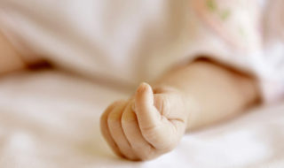 Bebé de 1 año quedó herido de gravedad tras violenta colisión: padre conducía en estado de ebriedad