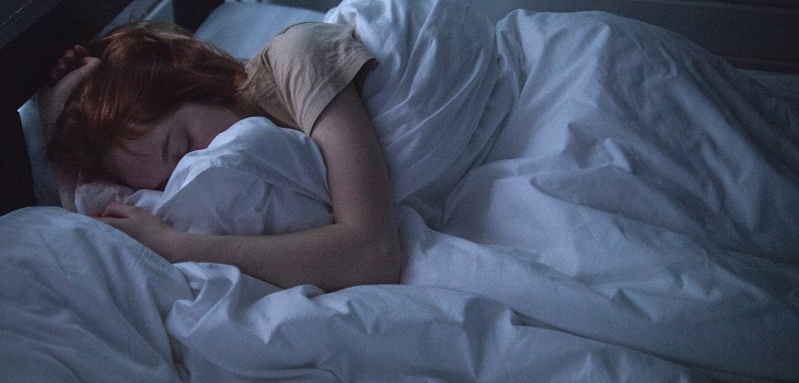 ¿Por qué es beneficioso dormir con una almohada entre las piernas y en posición fetal?