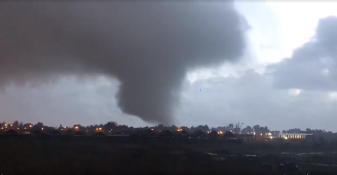 Inédito evento en Los Ángeles durante temporal: tornado destruyó todo a su paso y dejó 6 lesionados