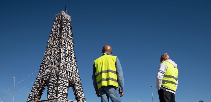 Cierran y evacúan la Torre Eiffel por hombre escalando la icónica estructura del monumento de París
