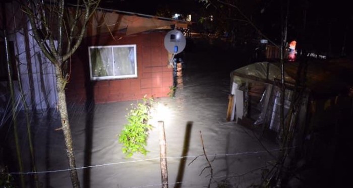 Crítico balance de sistema frontal en Los Lagos: zonas aisladas, comunas sin clases y casas anegadas