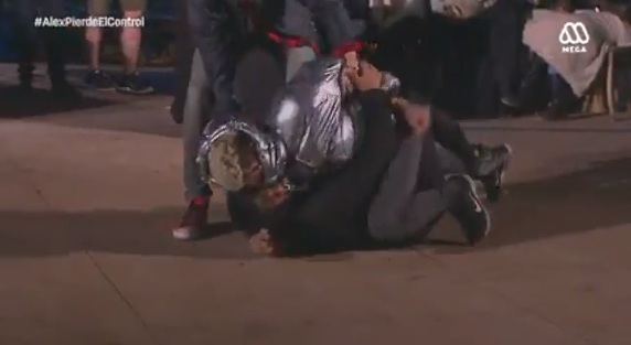 Alex enfrenta a Dino