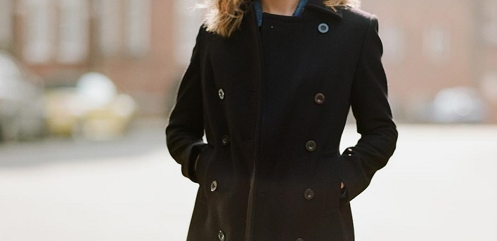 El favorito de Coco Chanel: chaquetón marinero, la prenda que no debe faltar en tu clóset invernal