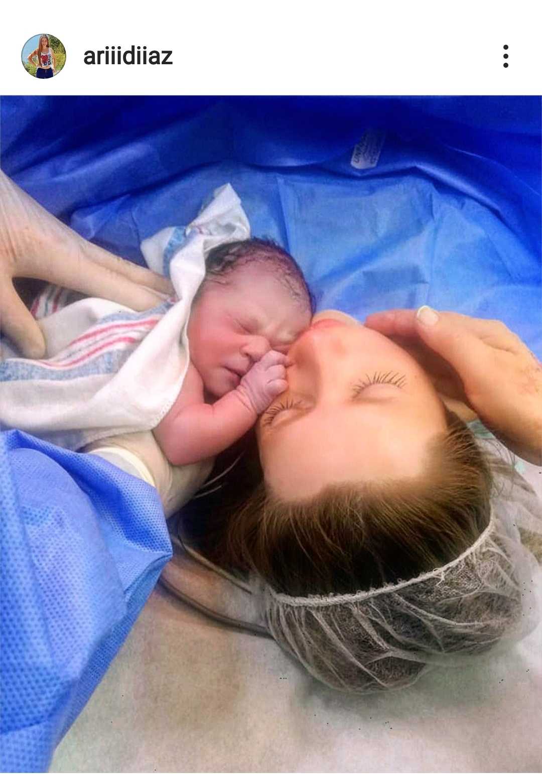 Araceli Díaz muestra foto de su hija