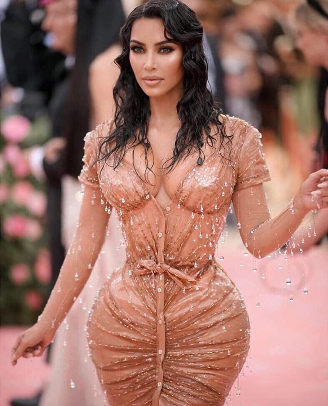 Entrenadora de Kim Kardashian la defiende de críticas por su diminuta cintura 