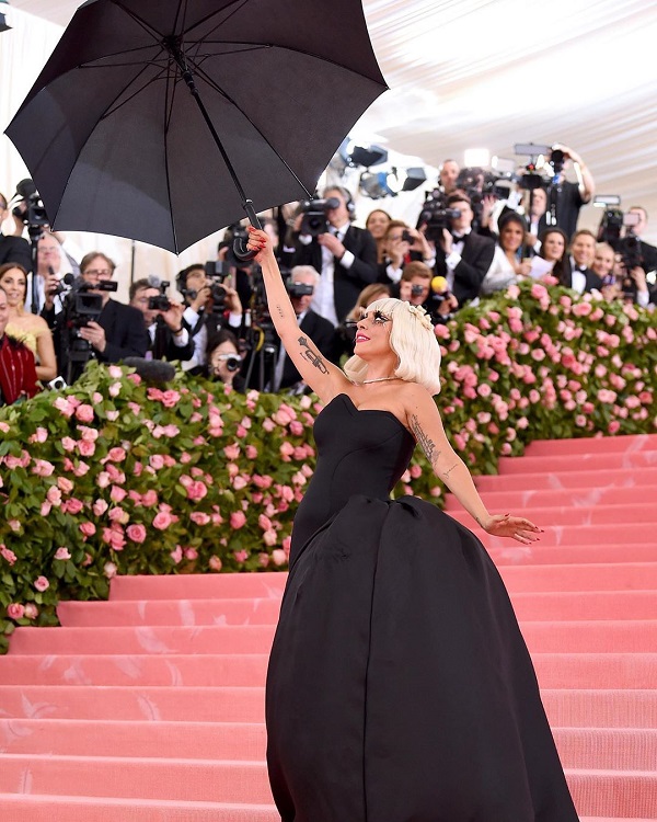 lady gaga presenta su segundo vestido en la met gala