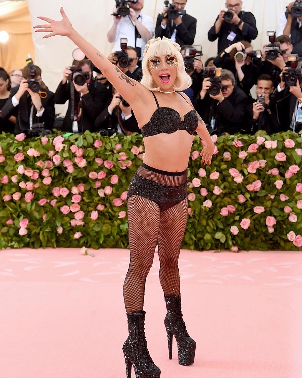 lady gaga y su cuarto vestido en la met gala