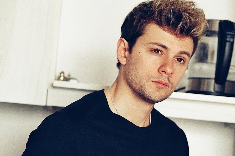 Joaquín Méndez se llenó de críticas por desubicada broma a Viñuela con foto de su hija recién nacida