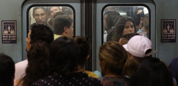 ¿Tinder 2.0?: Metro de Santiago hace llamado para ubicar a hombre que 