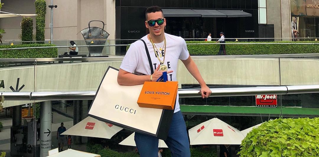 Nano Calderón ostentó gran cantidad de billetes en 'previa' de su cumpleaños número 22