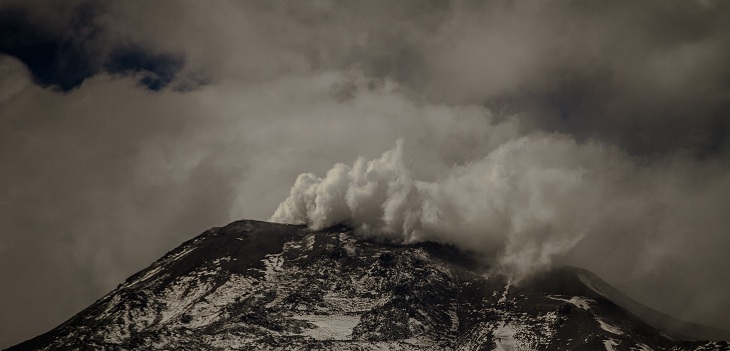 Sernageomin reportó explosión en complejo volcánico Nevados de Chillán con emisión de material
