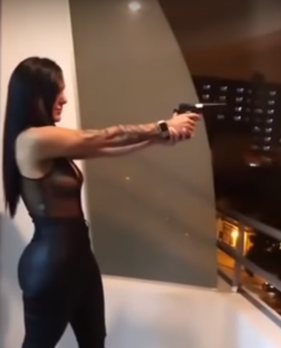 Fanny Sisnero disparando desde un balcon 