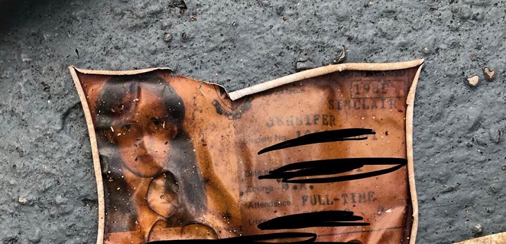 Mujer australiana encontró billetera de hace 40 años y ahora busca a su dueña para devolvérsela