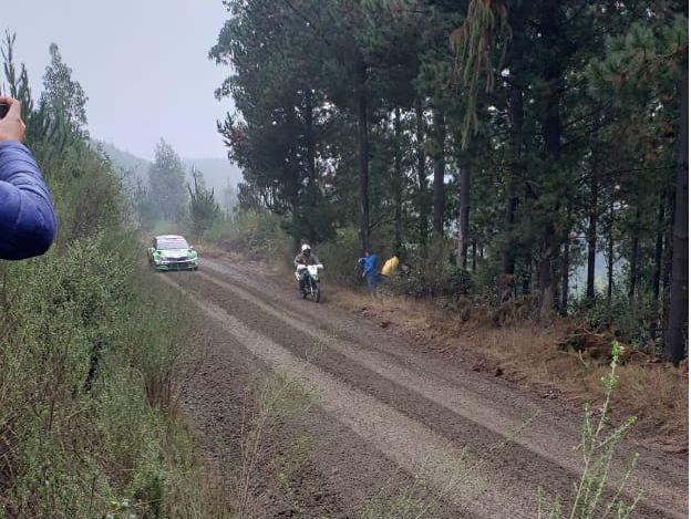 Carabinero en moto cayó en pleno Shakedown del WRC: accidente obligó a detener prueba