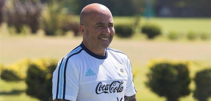 La singular reprimenda de Jorge Sampaoli a Yeferson Soteldo con un tubo de plástico en Brasil