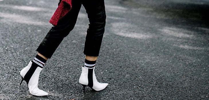 Cómo usar zapatos y sandalias con calcetines a la vista y seguir luciendo fabulosa